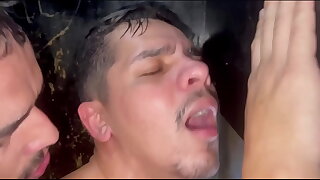 BRANCO CONHECE AMANTES GAYS EM UM GLORY HOLE EM UMA FODA BAREBACK - COMPLETO NO Overheated